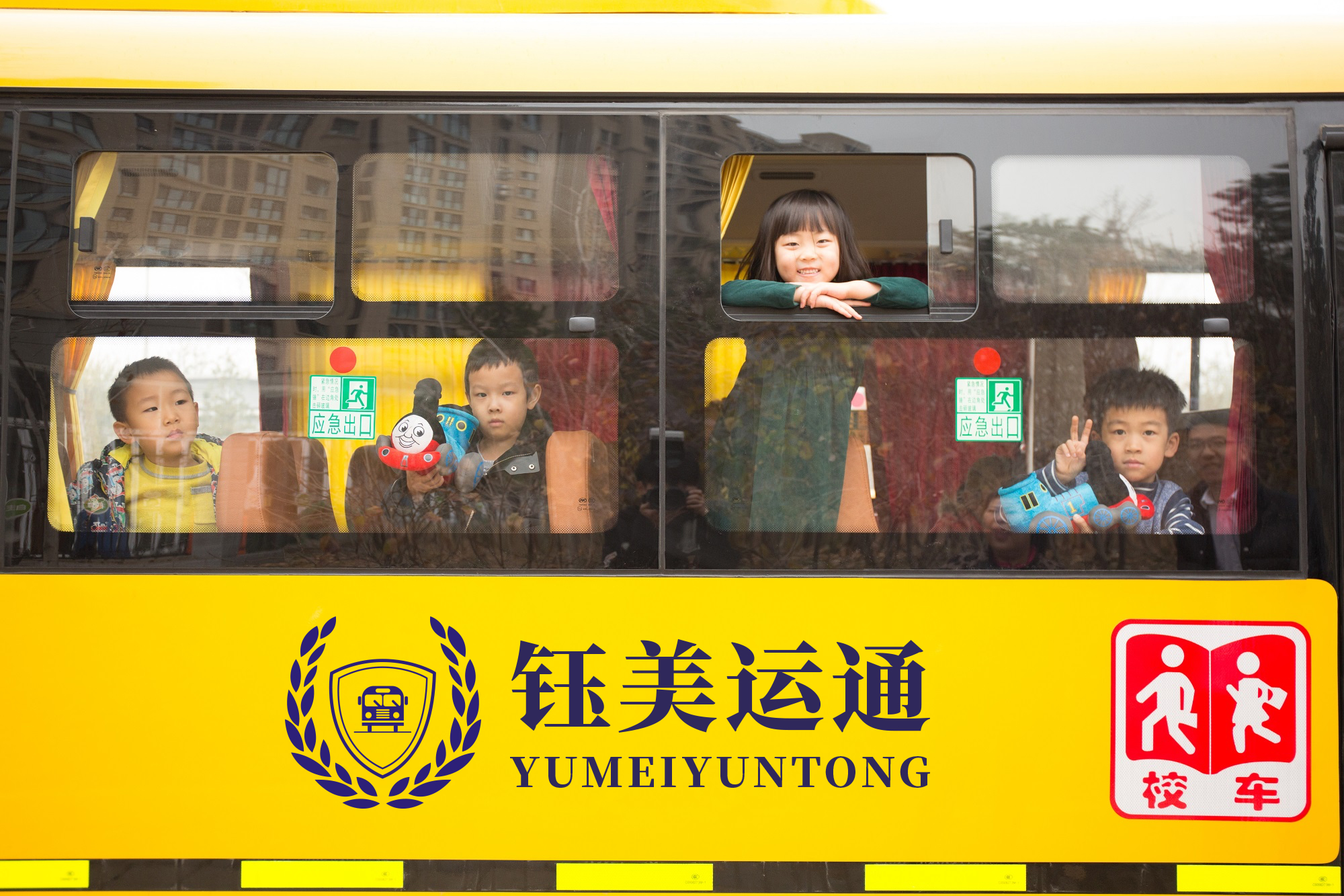 校车是连接家庭与校园的温馨桥梁